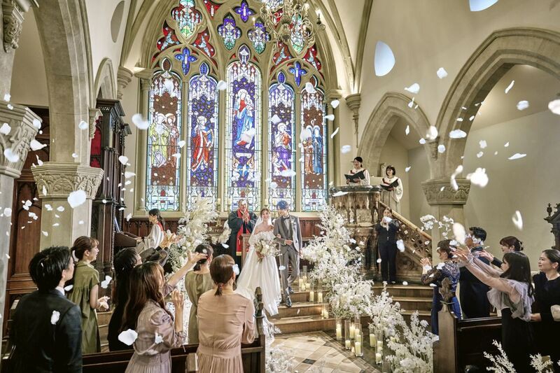 ステンドグラスが輝く本物志向のチャペルで叶えるドラマチックな挙式