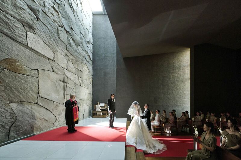 光の中に包まれて誓う、唯一無二の空間