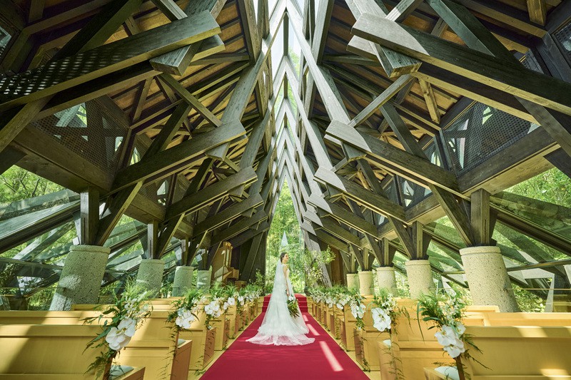 木漏れ陽が祝福する森の中のチャペルで、自然とひとつになる挙式