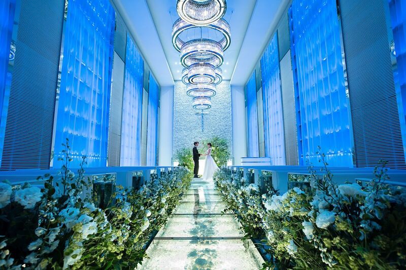 クリスタルが輝くガラスのバージンロード