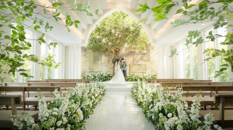 天井高5m超の開放感、木の下で誓う温もりに包まれたチャペル