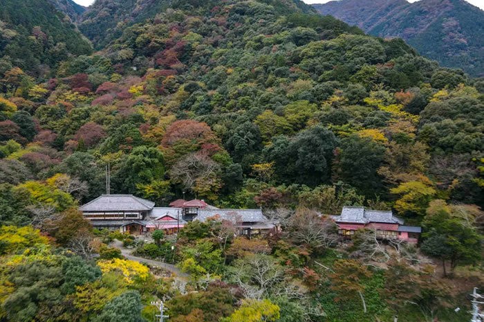 山あいに、ひっそりと佇む邸宅
