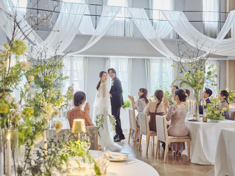 【緑の外観が印象的な一軒家邸宅】92名着席可能な広々空間