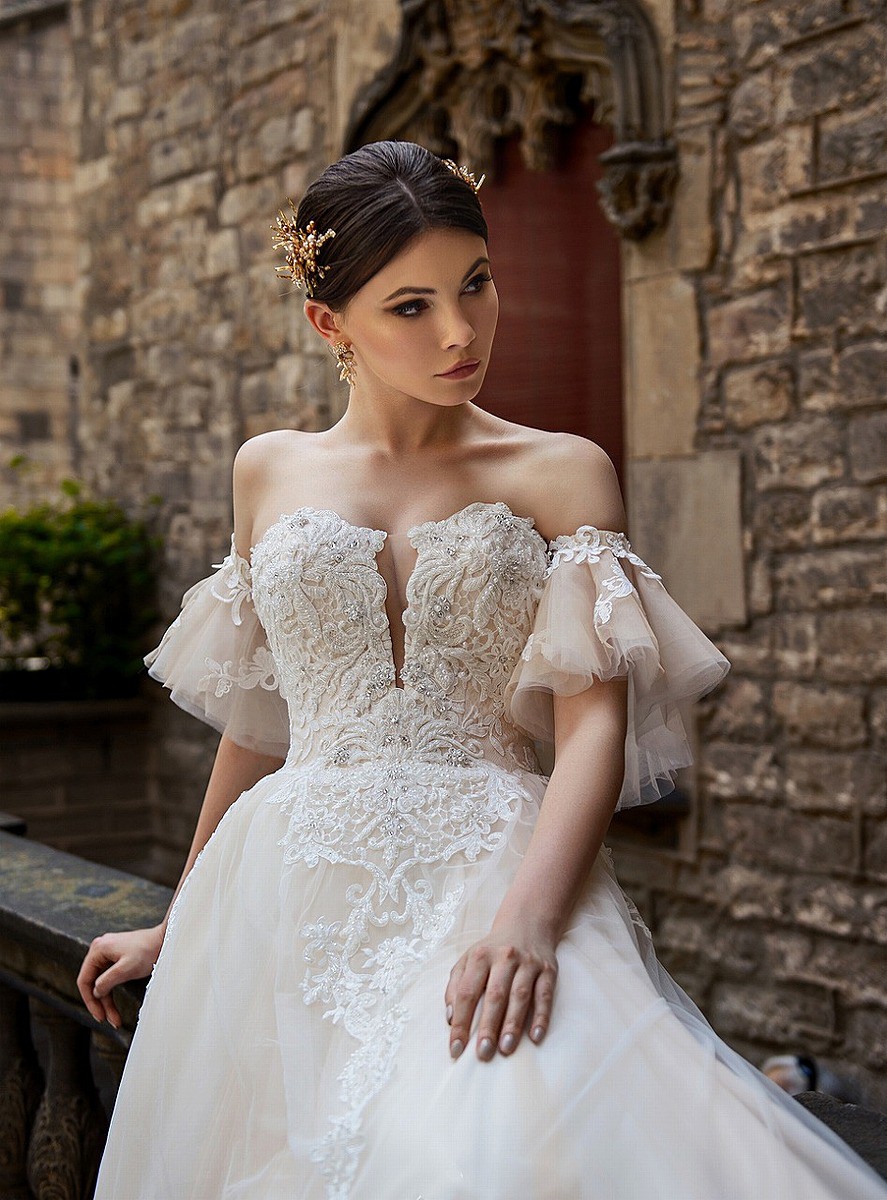 後ろ姿を彩るロングトレーンドレスsnu 053を自分の結婚式で選びたいなら トキハナ 旧 Choole チュールウエディング