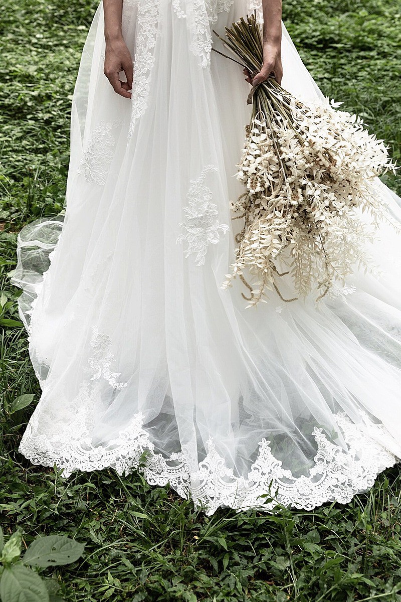 刺繍レース Vネック Aラインドレスを自分の結婚式で選びたいなら トキハナ 旧 Choole チュールウエディング