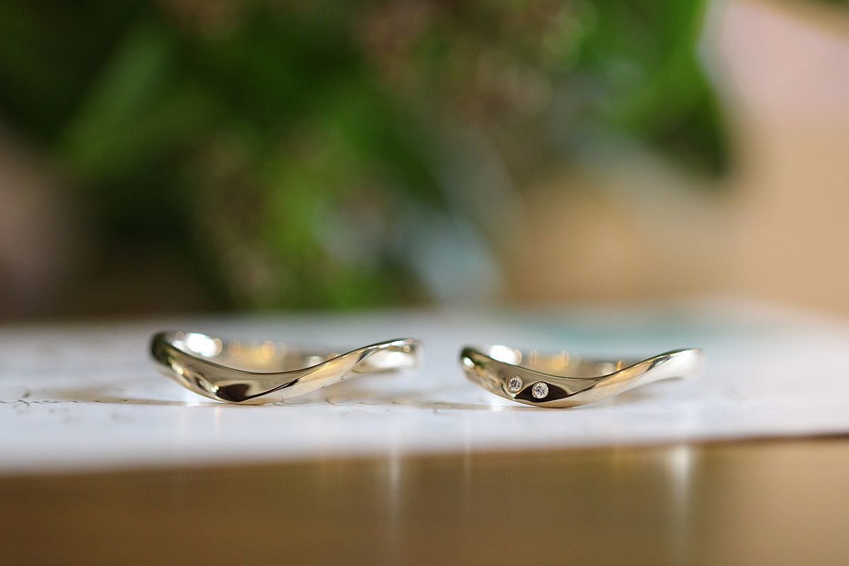 流れる稜線が美しい結婚指輪