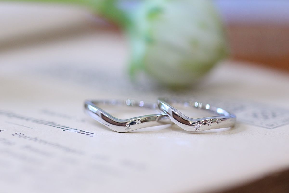 星とダイヤモンドが煌めく優しいＶ字の結婚指輪