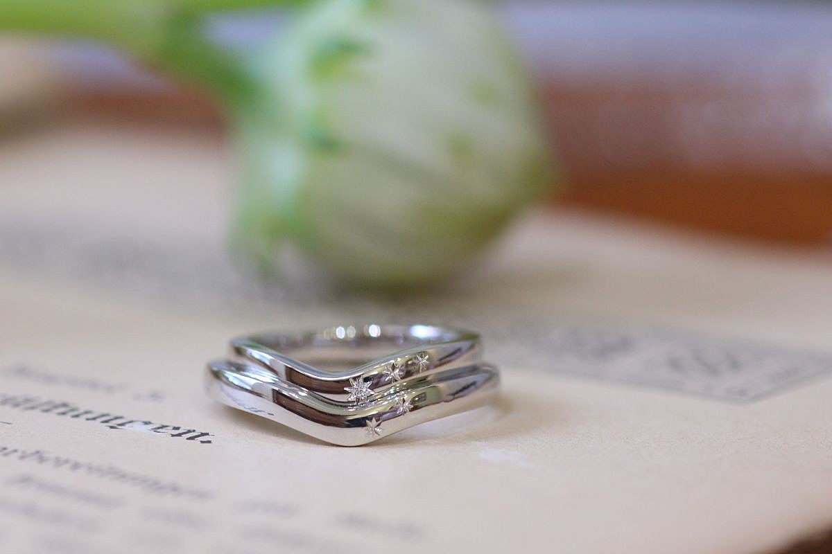 星とダイヤモンドが煌めく優しいＶ字の結婚指輪