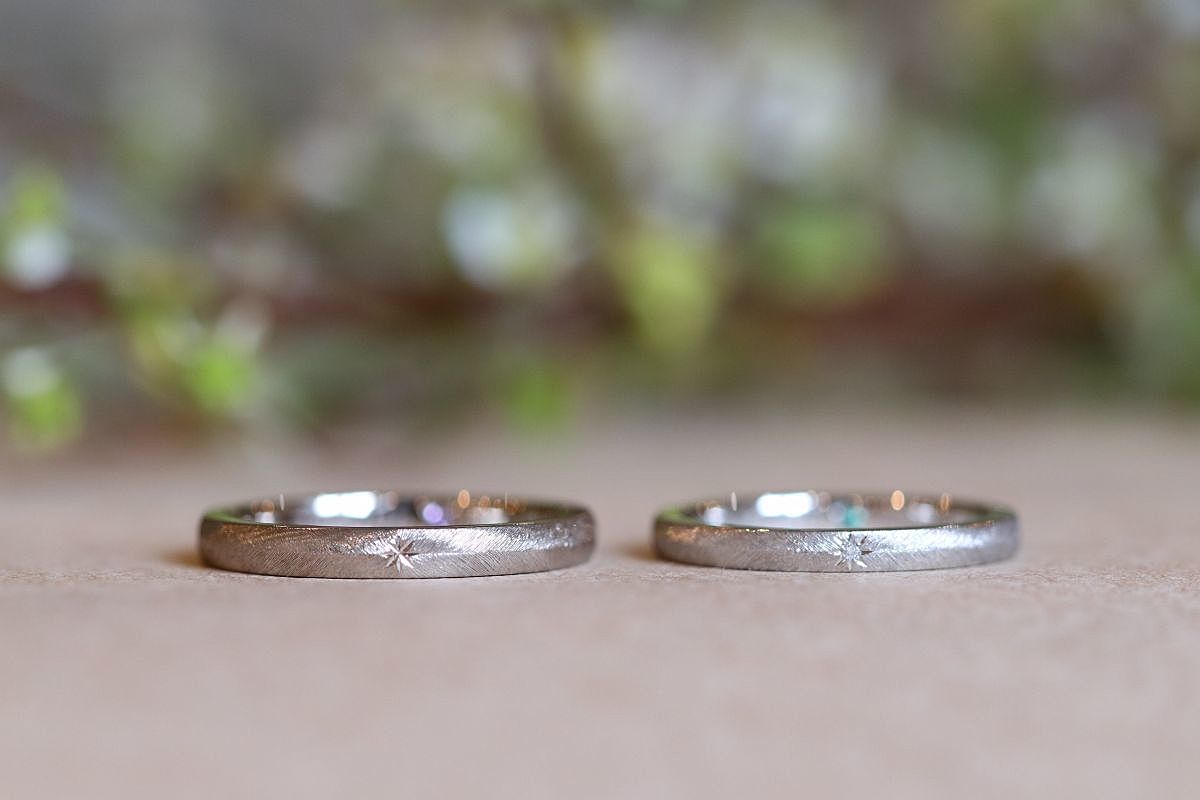 鳥の羽のテクスチャーが入った結婚指輪