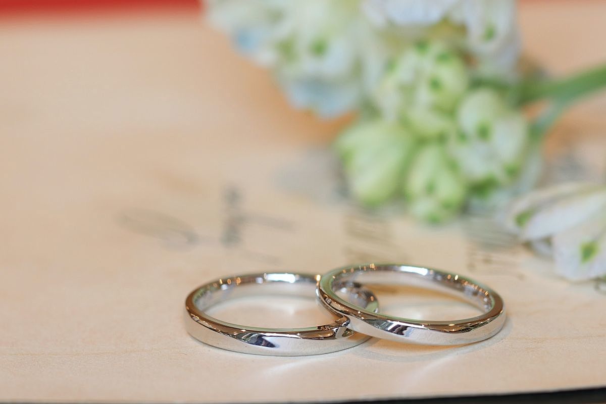 捻りのラインが入ったシンプルな結婚指輪