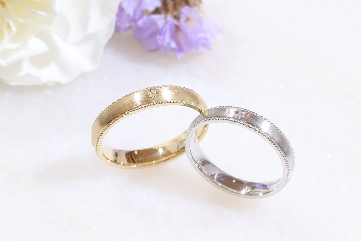 星のようにダイヤモンドを留めたミル打ちの結婚指輪