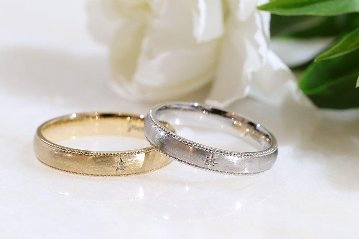 星のようにダイヤモンドを留めたミル打ちの結婚指輪