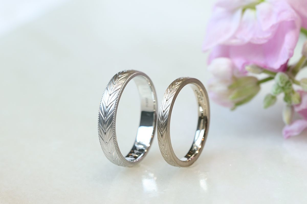 月桂樹の彫刻が入った結婚指輪