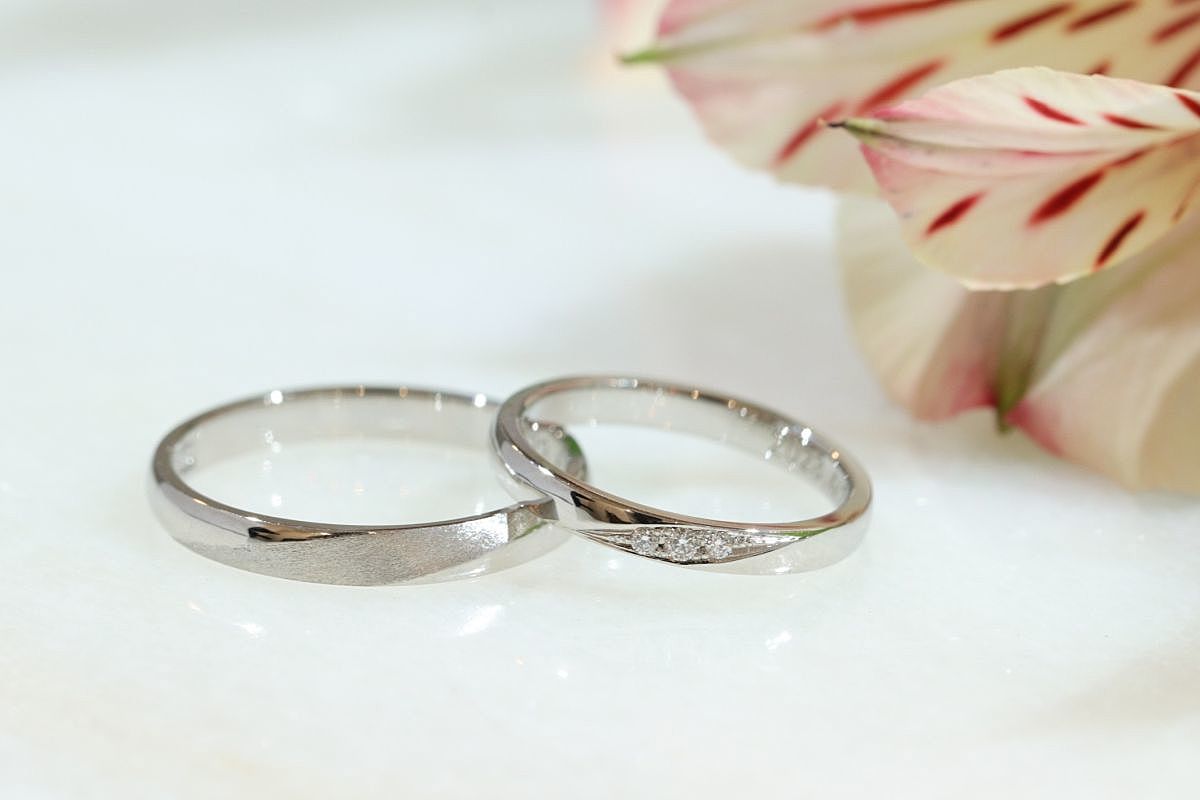 コントラストが美しい結婚指輪