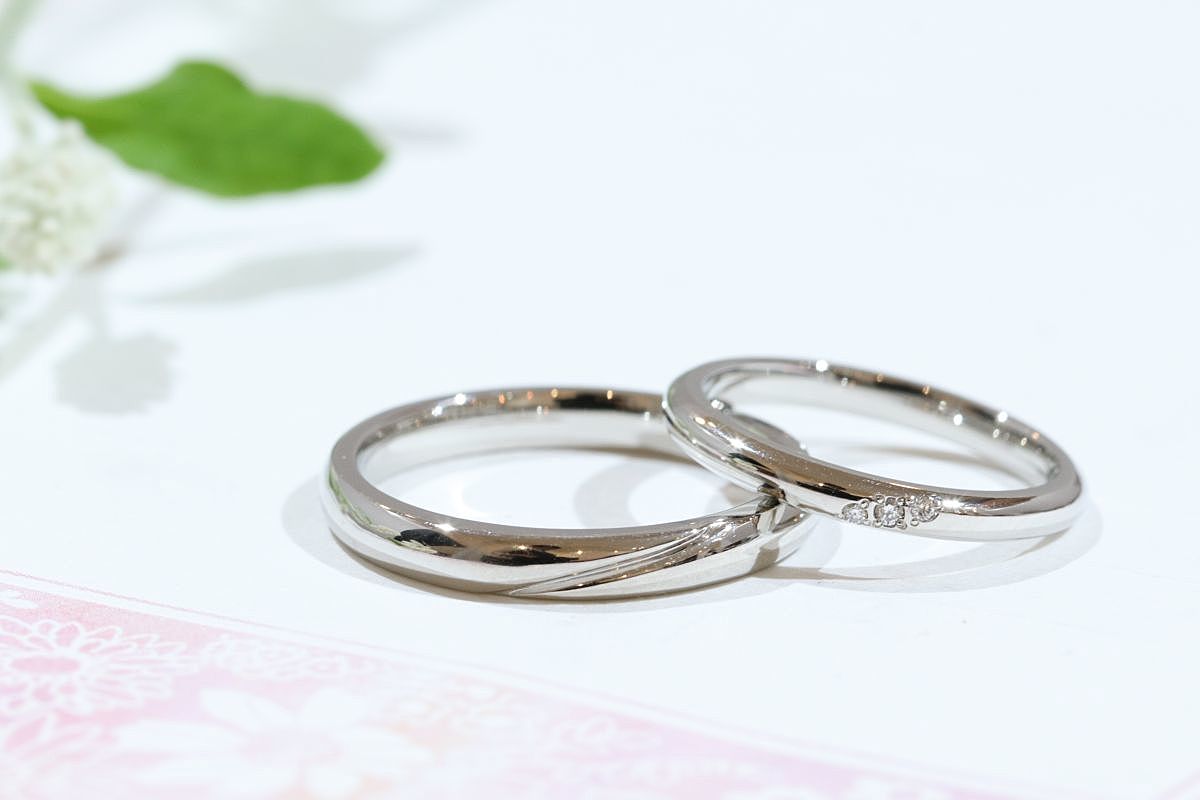 斜めのデザインがスタイリッシュな結婚指輪