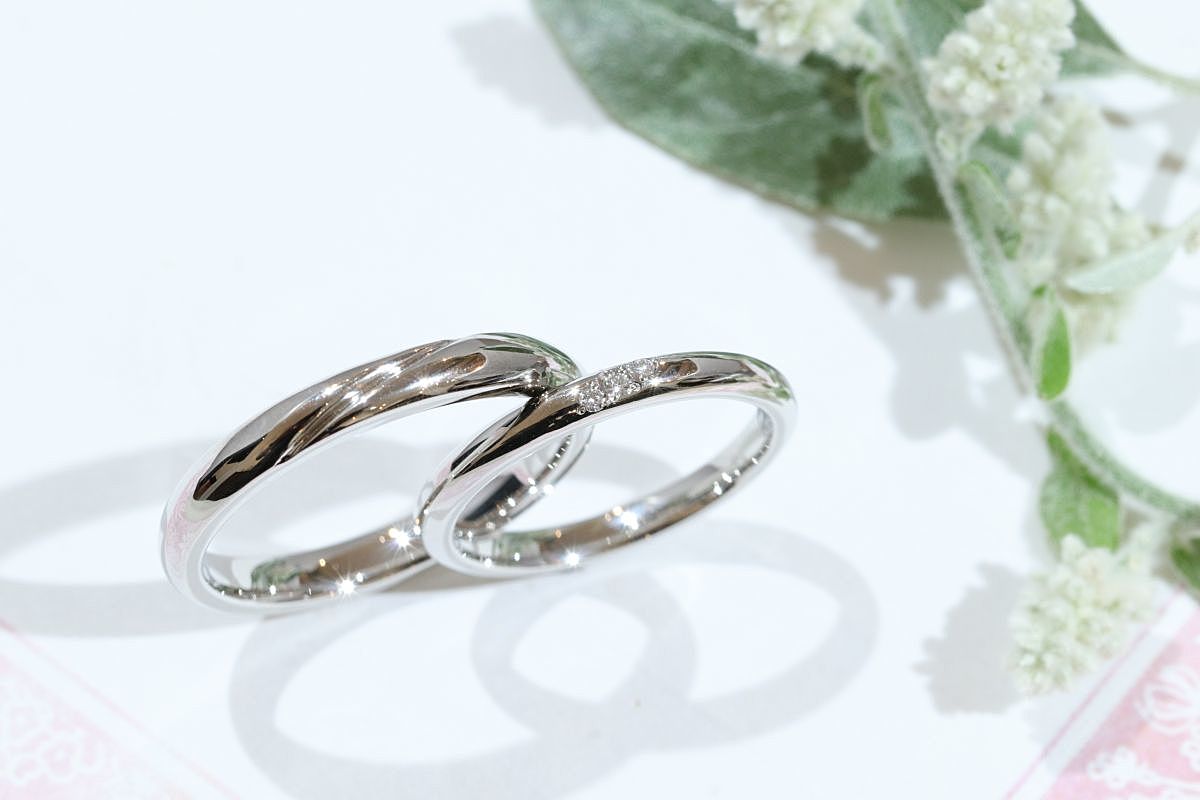 斜めのデザインがスタイリッシュな結婚指輪