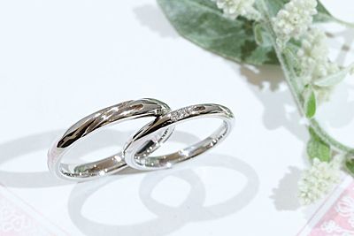 斜めのデザインがスタイリッシュな結婚指輪