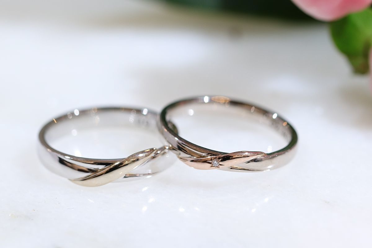 二人を結ぶ　コンビカラーの結婚指輪