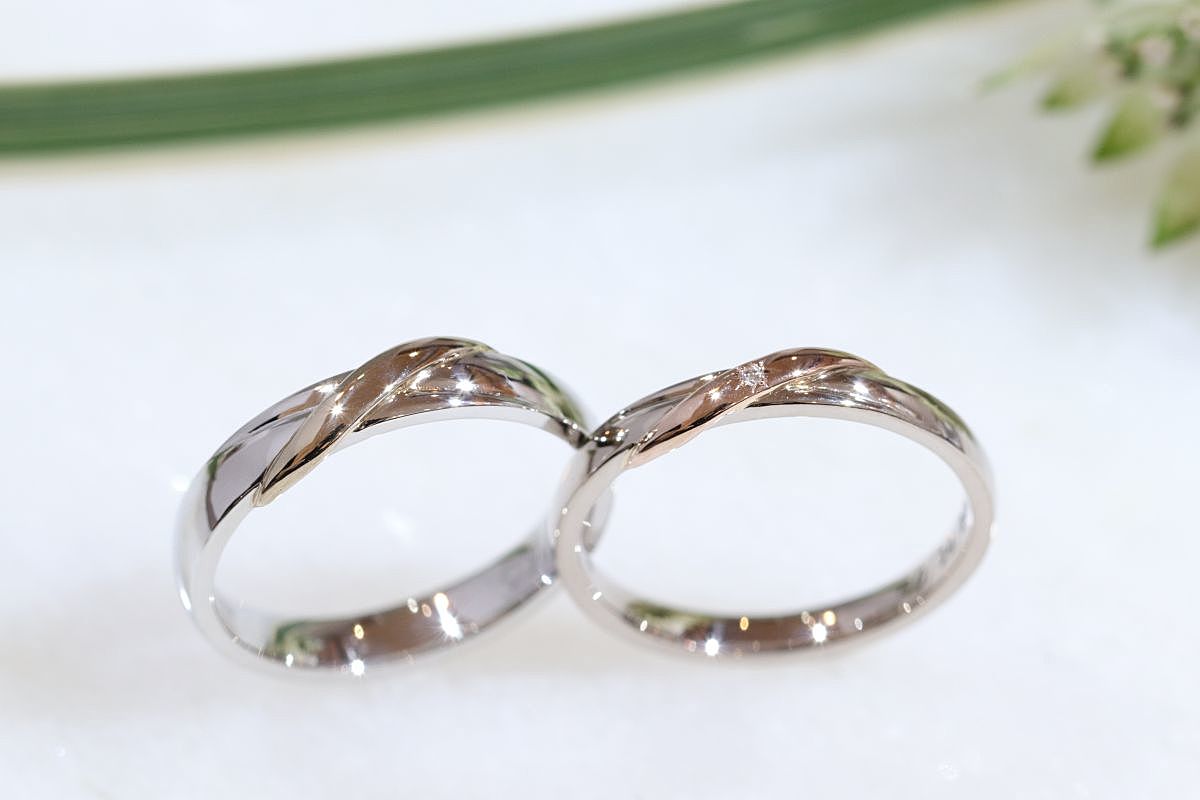 二人を結ぶ　コンビカラーの結婚指輪