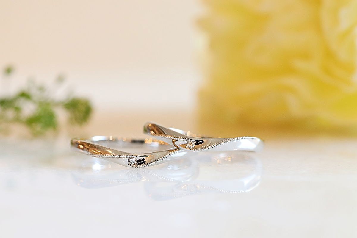 捻りのラインとミル打ちが入った美しいＶ字の結婚指輪