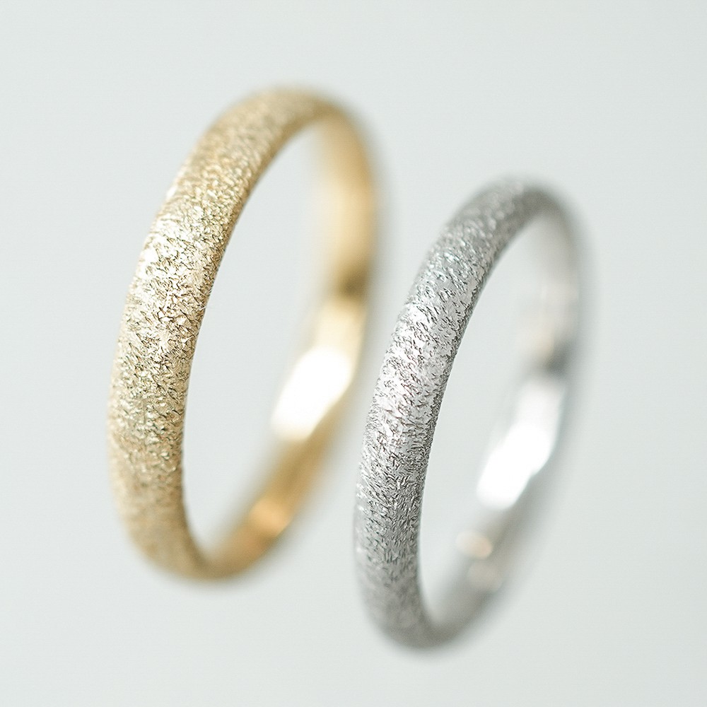 印象的な輝きを纏う繊細なデザインリング