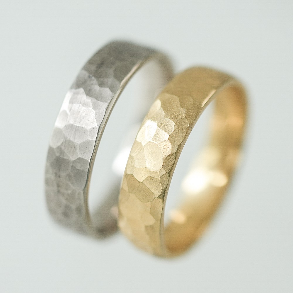 重厚感のある輝きを楽しむ、ボリュームリング