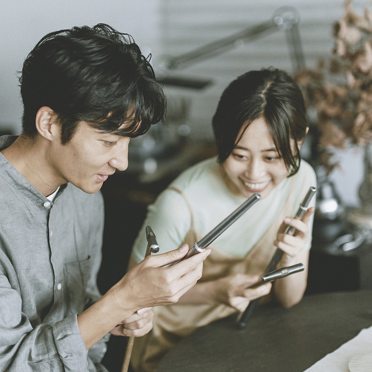 ハンマー模様と縁取りシルエットがお洒落なデザインリング