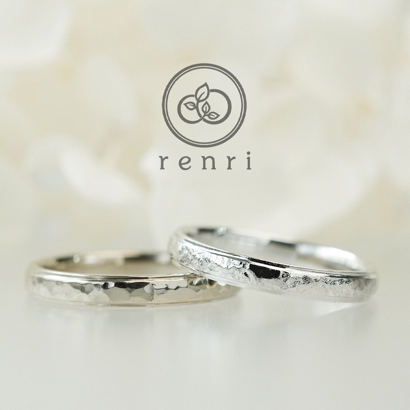 コントラストに惹かれる段差デザインリング