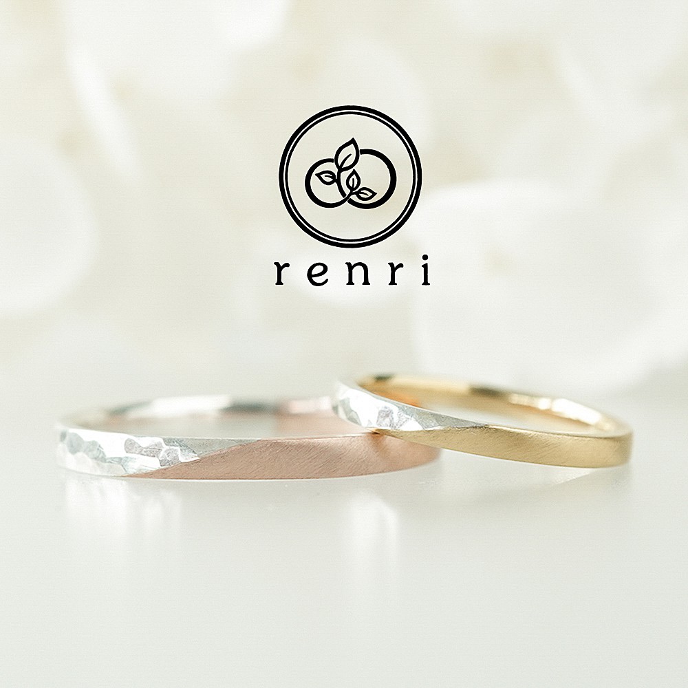 表情豊かなコンビカラーのハーフデザインリング 