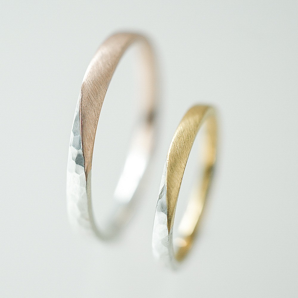 表情豊かなコンビカラーのハーフデザインリング 