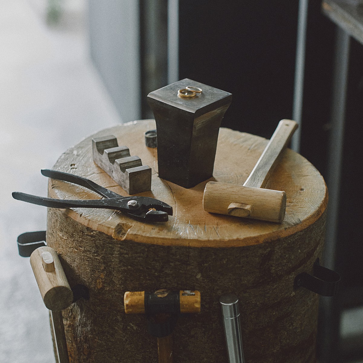 表情豊かなコンビカラーのハーフデザインリング 