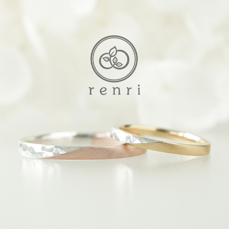 表情豊かなコンビカラーのハーフデザインリング 