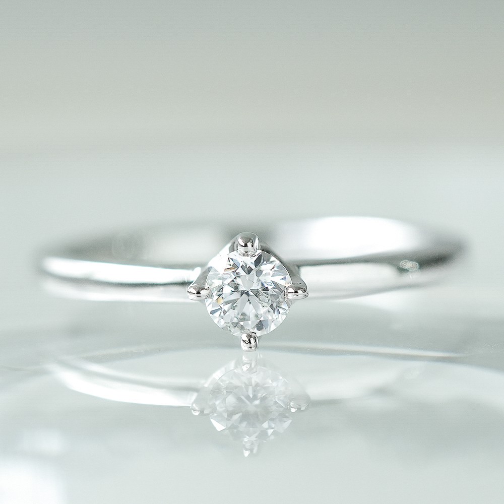 すっきりとした、ストレートラインのエンゲージリング