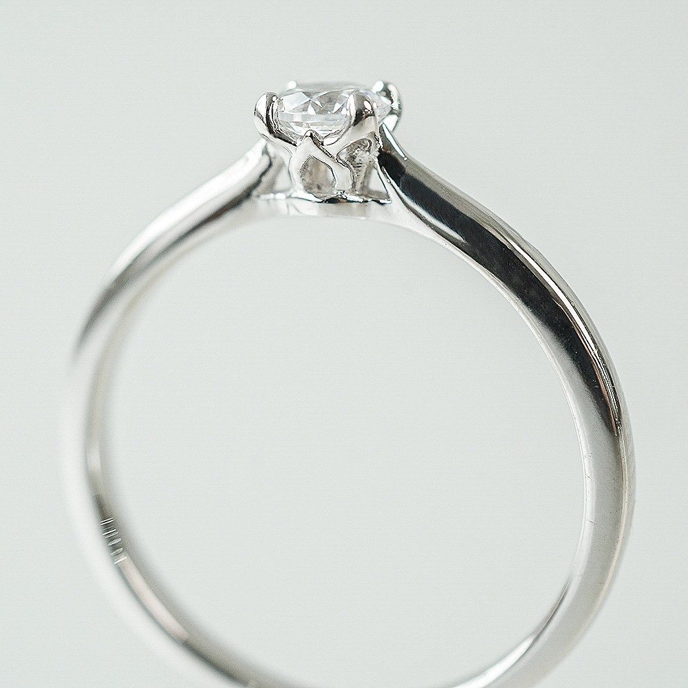 静かに咲く、エンゲージリング