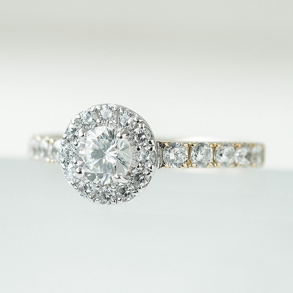 輝きを存分に楽しむエンゲージリング 