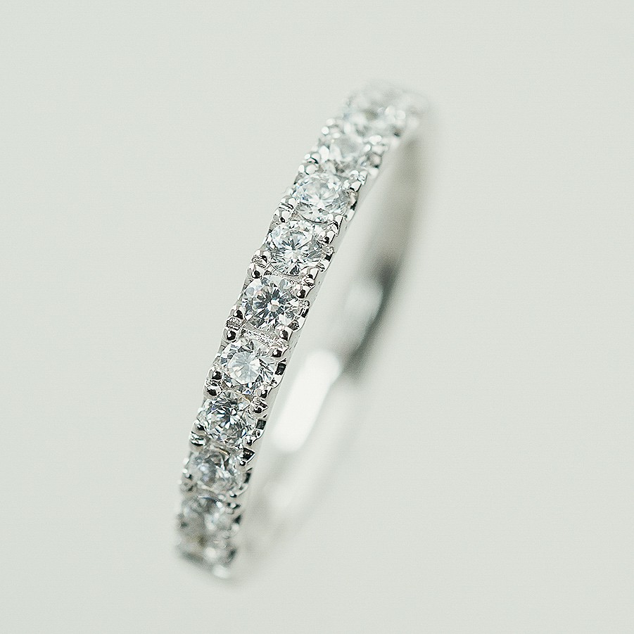 ダイヤモンドのラインが華やか、エタニティリング