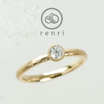 ハンマーの模様が柔らかい、クラシカルなエンゲージリング