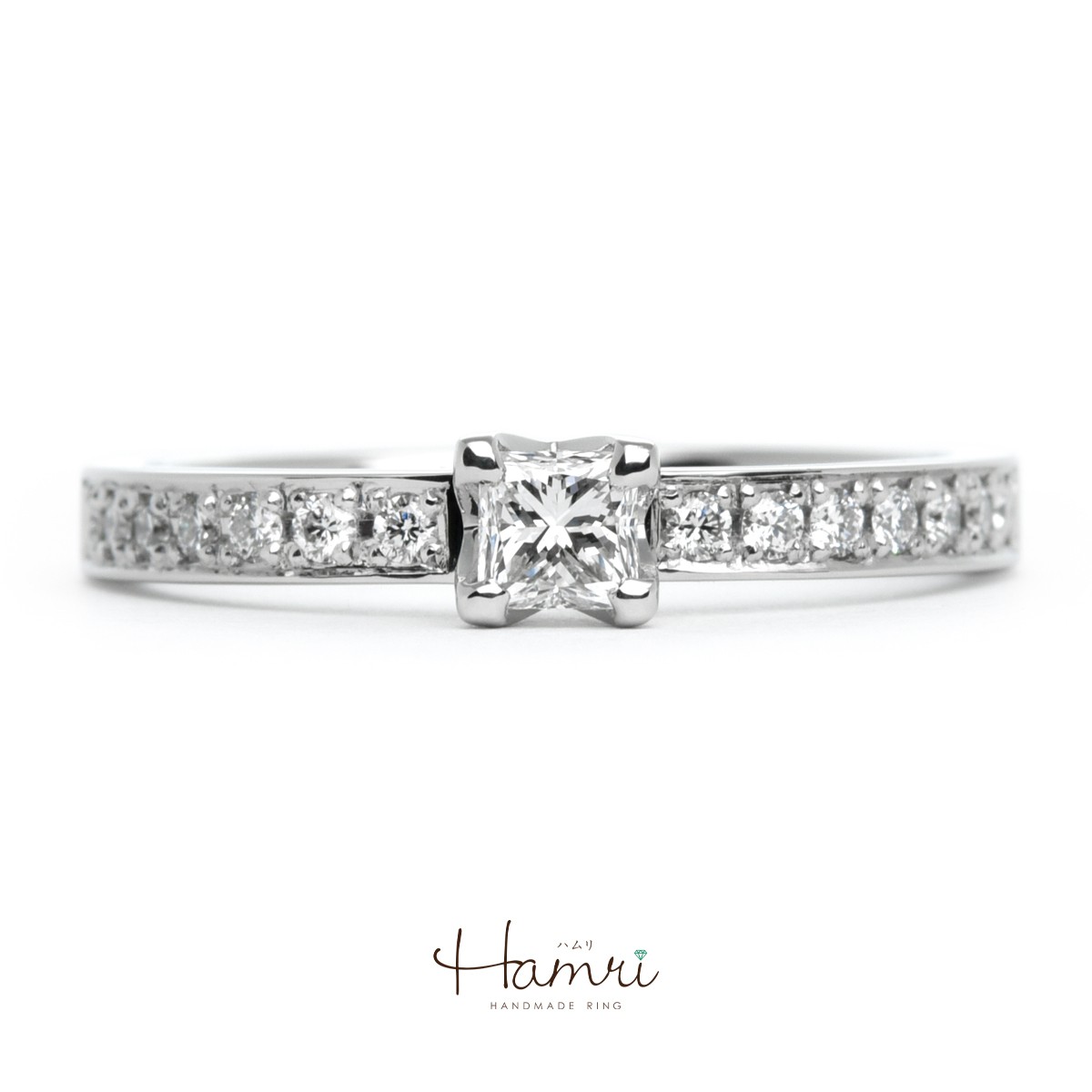 プリンセスカットの婚約指輪