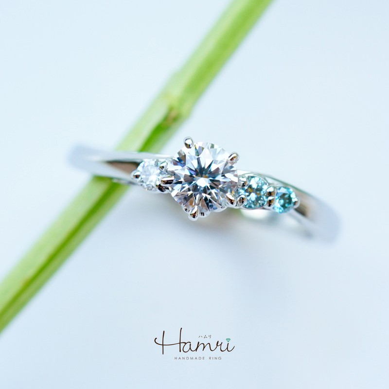 ブルーグラデーションの婚約指輪