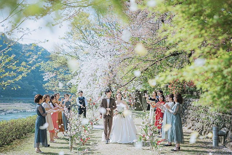 サクラテーブル バイ・ザ・リバー（Sakura Table by the River）