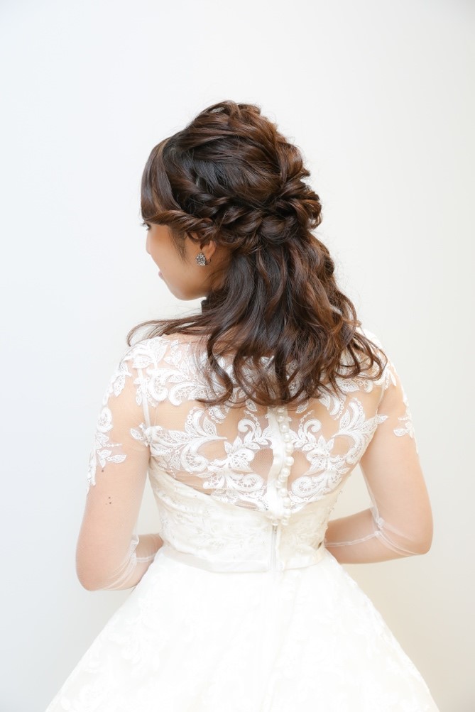 最新版 ドレス別に提案する 花嫁へアレンジ特集 Bridal Hair Make Ecru 結婚式場 ウェディングドレスや費用など結婚式の情報がいっぱい トキハナmagazine