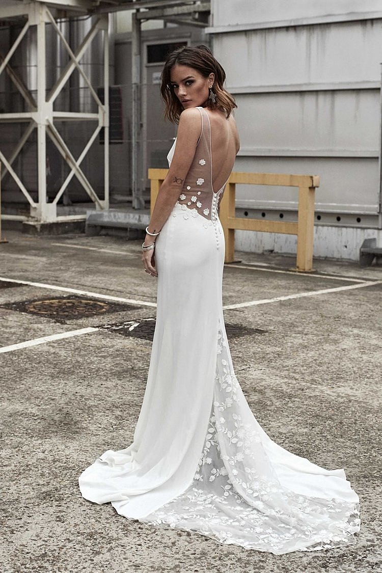 スレンダーライン トキハナの人気ウエディングドレスまとめ おすすめブーケの素敵コーデ 結婚式場 ウェディングドレス や費用など結婚式の情報がいっぱい トキハナmagazine