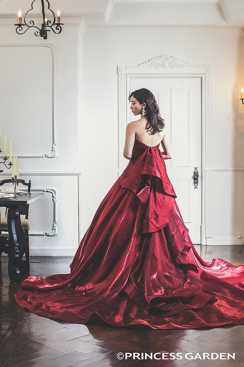 21 22トレンド 赤ドレスが似合う花嫁を解説 おすすめコーデや人気ドレスtop5まで 結婚式場 ウェディングドレス や費用など結婚式の情報がいっぱい トキハナmagazine