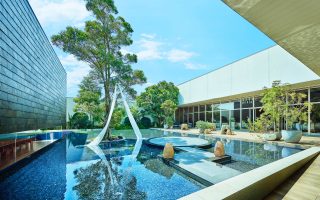 【口コミよりリアル！な結婚式情報】水と光と緑に包まれた大人の貸切邸宅「熊本モノリス」の全容を取材！